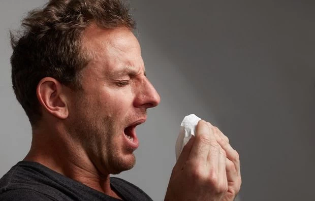 Φτέρνισμα: Πόσο επικίνδυνο μπορεί να είναι όταν το…»κρατάμε»;